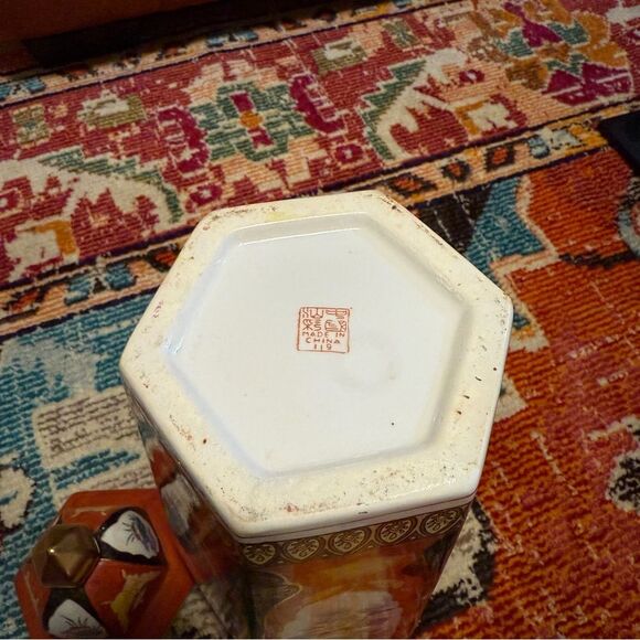 Mid-century hexagonal Imari-style lidded jars - Picture 6 of 7